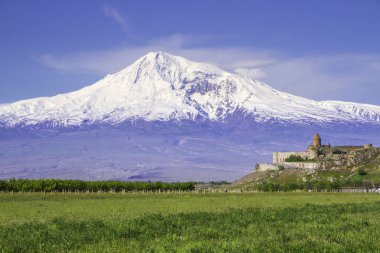 Erivan, Ermenistan 'daki Ararat Dağı' nın önündeki Khor Virap manastırı. İncil 'de Nuh' un Gemisi 'nin dinlenme yeri olarak geçen bu karla kaplı hareketsiz volkan..