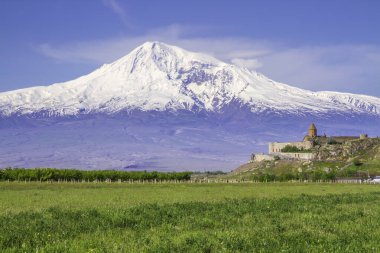 Erivan, Ermenistan 'daki Ararat Dağı' nın önündeki Khor Virap manastırı. İncil 'de Nuh' un Gemisi 'nin dinlenme yeri olarak geçen bu karla kaplı hareketsiz volkan..