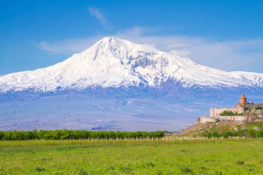 Erivan, Ermenistan 'daki Ararat Dağı' nın önündeki Khor Virap manastırı. İncil 'de Nuh' un Gemisi 'nin dinlenme yeri olarak geçen bu karla kaplı hareketsiz volkan..