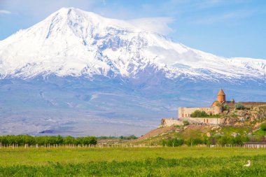 Erivan, Ermenistan 'daki Ararat Dağı' nın önündeki Khor Virap manastırı. İncil 'de Nuh' un Gemisi 'nin dinlenme yeri olarak geçen bu karla kaplı hareketsiz volkan..