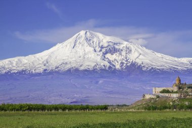 Erivan, Ermenistan 'daki Ararat Dağı' nın önündeki Khor Virap manastırı. İncil 'de Nuh' un Gemisi 'nin dinlenme yeri olarak geçen bu karla kaplı hareketsiz volkan..