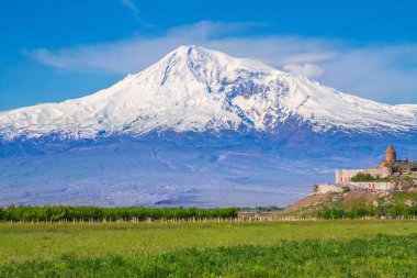 Erivan, Ermenistan 'daki Ararat Dağı' nın önündeki Khor Virap manastırı. İncil 'de Nuh' un Gemisi 'nin dinlenme yeri olarak geçen bu karla kaplı hareketsiz volkan..