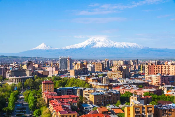 Erivan, Ermenistan 'dan 5,137 metre yükseklikteki Ararat Dağı (Türkiye) görülüyor. Bu karla kaplı bileşik volkan, İncil 'de Nuh' un Gemisi olarak tarif edilen iki büyük volkanik koniden oluşuyor..