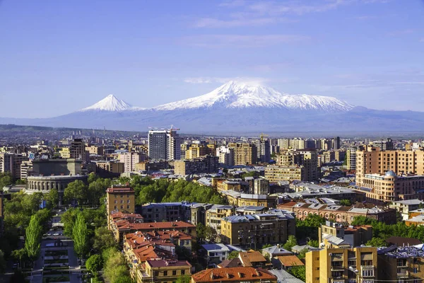 Erivan, Ermenistan 'dan 5,137 metre yükseklikteki Ararat Dağı (Türkiye) görülüyor. Bu karla kaplı bileşik volkan, İncil 'de Nuh' un Gemisi olarak tarif edilen iki büyük volkanik koniden oluşuyor..