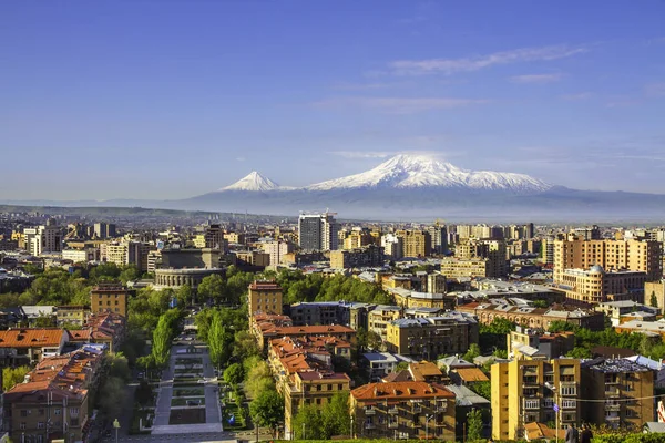 Erivan, Ermenistan 'dan 5,137 metre yükseklikteki Ararat Dağı (Türkiye) görülüyor. Bu karla kaplı bileşik volkan, İncil 'de Nuh' un Gemisi olarak tarif edilen iki büyük volkanik koniden oluşuyor..