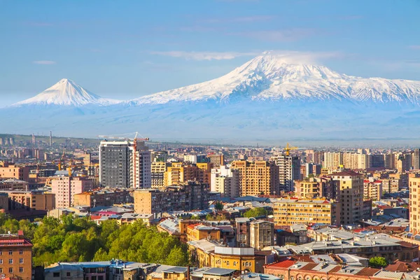 Erivan, Ermenistan 'dan 5,137 metre yükseklikteki Ararat Dağı (Türkiye) görülüyor. Bu karla kaplı bileşik volkan, İncil 'de Nuh' un Gemisi olarak tarif edilen iki büyük volkanik koniden oluşuyor..