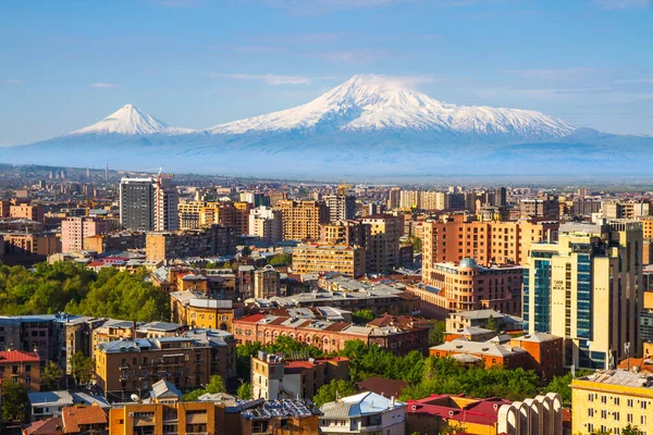 Erivan, Ermenistan 'dan 5,137 metre yükseklikteki Ararat Dağı (Türkiye) görülüyor. Bu karla kaplı bileşik volkan, İncil 'de Nuh' un Gemisi olarak tarif edilen iki büyük volkanik koniden oluşuyor..
