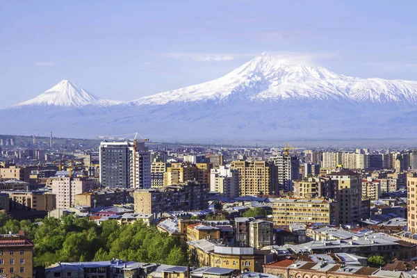 Erivan, Ermenistan 'dan 5,137 metre yükseklikteki Ararat Dağı (Türkiye) görülüyor. Bu karla kaplı bileşik volkan, İncil 'de Nuh' un Gemisi olarak tarif edilen iki büyük volkanik koniden oluşuyor..