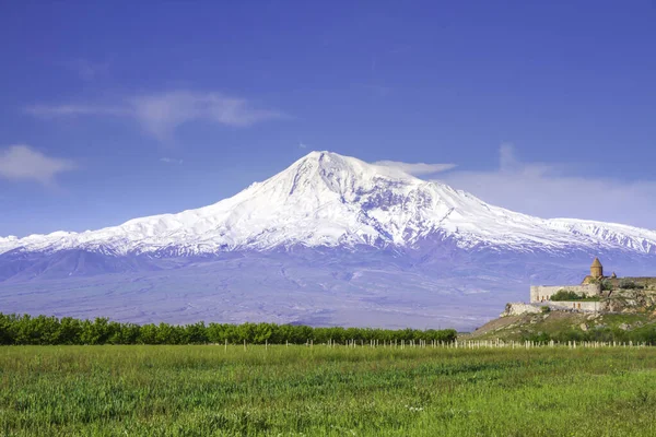 アルメニアのエレバンから見たアララト山の前にあるホール ヴィラップ修道院 この雪に覆われた休眠化合物火山は 聖書でノアの箱舟の休憩所として記述されています — ストック写真