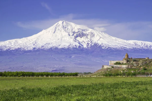 Erivan, Ermenistan 'daki Ararat Dağı' nın önündeki Khor Virap manastırı. İncil 'de Nuh' un Gemisi 'nin dinlenme yeri olarak geçen bu karla kaplı hareketsiz volkan..