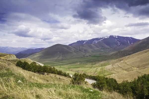 Ermenistan Güzel Yeşil Çayır Tepeleri — Stok fotoğraf