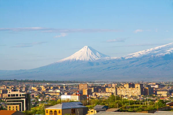 从亚美尼亚埃里温俯瞰的Ararat山 土耳其 137米 这座被雪覆盖的休眠复合火山由圣经中描述为诺亚方舟安息之地的两个主要火山锥组成 图库照片