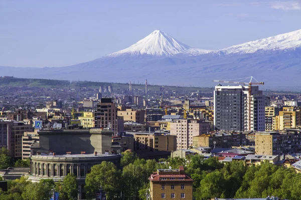 从亚美尼亚埃里温俯瞰的Ararat山 土耳其 137米 这座被雪覆盖的休眠复合火山由圣经中描述为诺亚方舟安息之地的两个主要火山锥组成 图库图片
