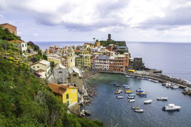 Vernazza, Cinque Terre, İtalya 'nın Resimli Sahil Köyü. 