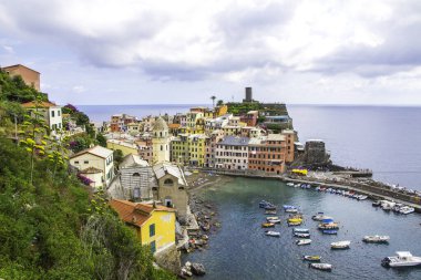 Vernazza, Cinque Terre, İtalya 'nın Resimli Sahil Köyü. 