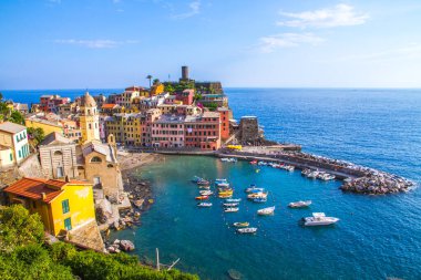 Vernazza, Cinque Terre, İtalya 'nın Resimli Sahil Köyü. 