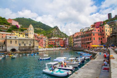 Vernazza, Cinque Terre, İtalya 'nın Resimli Sahil Köyü. 