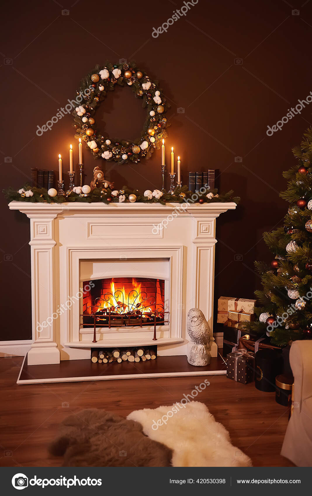 bella stella di Natale rosso-bianco, angelo in ceramica e rami di albero di  Natale verde. euphorbia pulcherrima, sfondo floreale festivo. 3534216 Stock  Photo su Vecteezy, image size:1068x1700