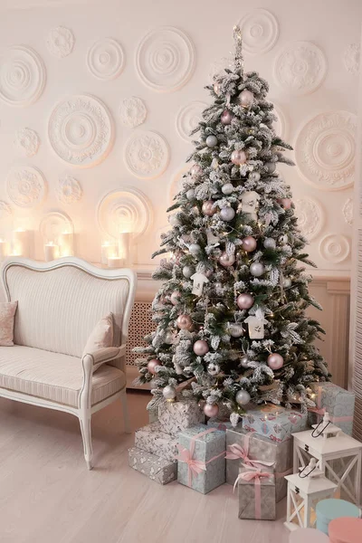 Árbol Navidad Con Sofá Blanco Una Habitación Blanca Salón Blanco —  Fotos de Stock