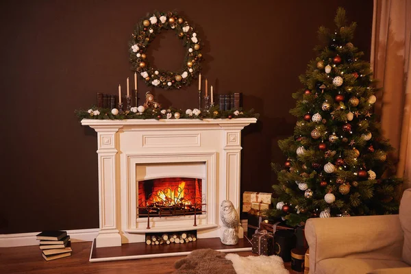 暖炉付きの居心地の良い茶色のリビングルームで美しいボールを持つクリスマスツリー クリスマスルームのインテリアデザイン キャンドルやガーランド照明室内暖炉で飾られたクリスマスツリー — ストック写真