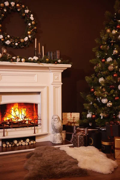 インテリアクリスマス 魔法の輝く木 伝統的な暖炉 ギフトボックス 垂直写真 クリスマスホームインテリア装飾それの下にプレゼントとクリスマスツリーと美しい休日の装飾された部屋 — ストック写真