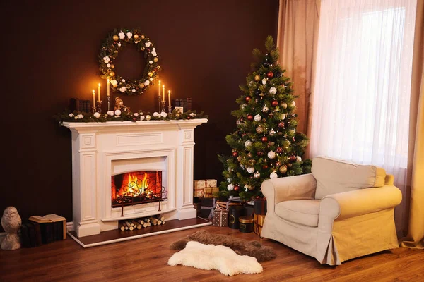 Salon Sombre Intérieur Avec Fauteuil Confortable Côté Cheminée Décorée Avec — Photo