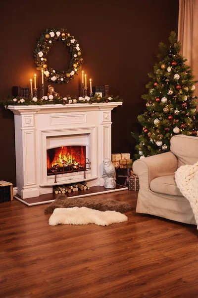 Chimenea Regalos Bajo Árbol Resplandeciente Navidad Foto Vertical Decoración Casera —  Fotos de Stock