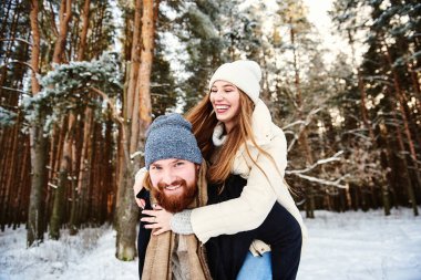 Kış ormanında bir çift. Promosyon için metin alanı ya da soğuk sezonda seyahat hakkında web sitesi olan bir arka plan. Kış tatili tarzı romantik ilişki kavramı. Hafta sonları şehir dışında..