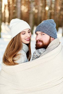 Xmas Morning.Sevgiyle sakallı adama bakan gülümseyen bir çiftin portresi, kameraya bakan erkekler, karlı kış tatilinde dışarıda yürüyen bir çift, Noel tatili.