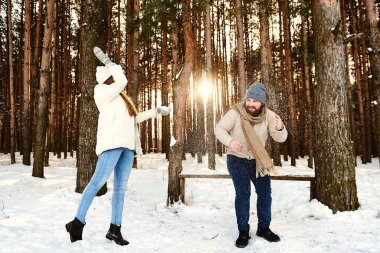 Xmas günaydın. Karlı kış ormanlarında kar yürüyüşü yapan, eğlenen ve dışarıda eğlenen komik bir çift. Boş Alan. İnsanlar kış tatilinde eğleniyor. Yaşam tarzı ele geçirme, hafta sonları şehir dışında.