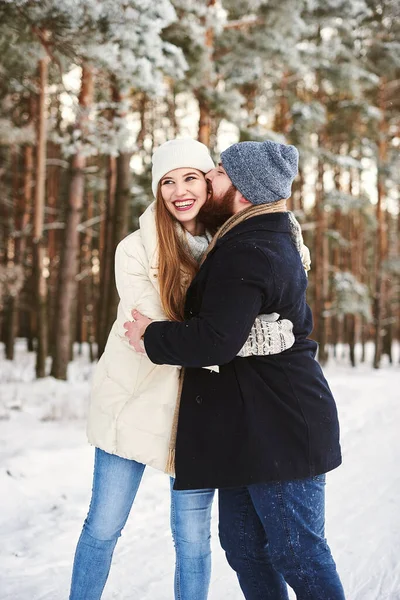 Pareja Joven Enamorada Besándose Bosque Nevado Invierno Una Relación Romántica —  Fotos de Stock