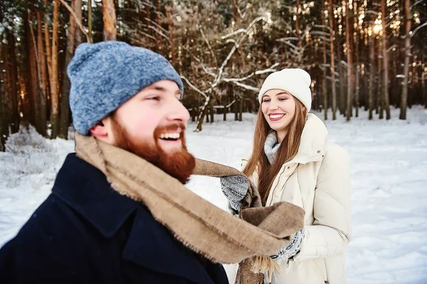 寒假期间 一对夫妇在外面的雪地里玩耍 一个男人和一个女孩笑着 周未出城 圣诞节早上 一起过圣诞假期 — 图库照片