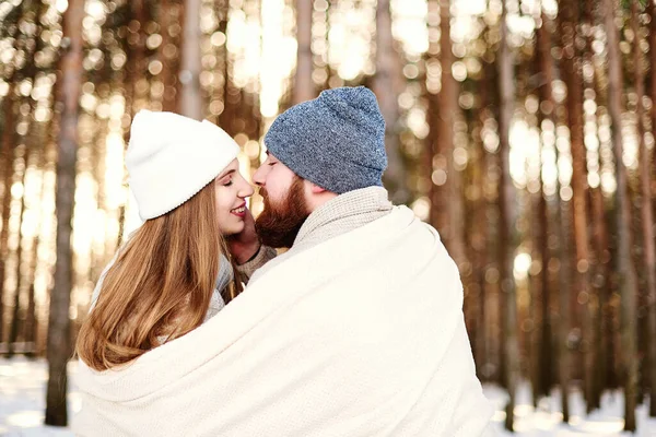 뜨개질 모자를 수염을 남자가 눈덮인 소나무 야외에서 껴안고 낭만적 크리스마스 — 스톡 사진