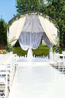Kayıt Bölgesi. Kayıt için düğün mekanı. Düğün, açık havada olacak. Mumlar, taze çiçekler, beyaz sandalyeler.
