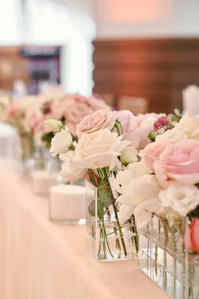 Lush Floral Arrangement White Pink Fresh Flowers Greenery Wedding Table — Stock Photo, Image