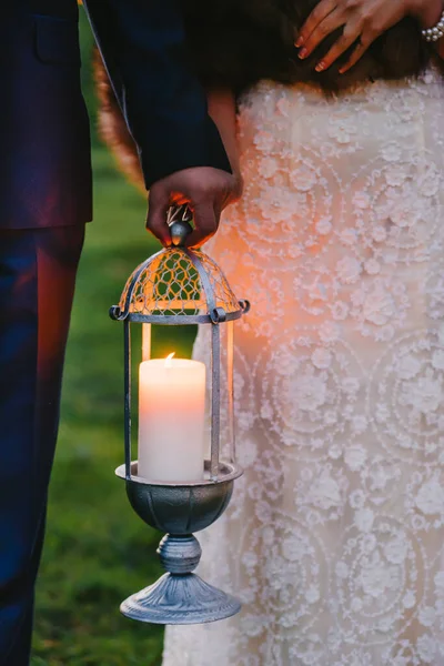 Gli Sposi Tengono Bellissimo Candelabro Rarità Con Una Candela Accesa — Foto Stock