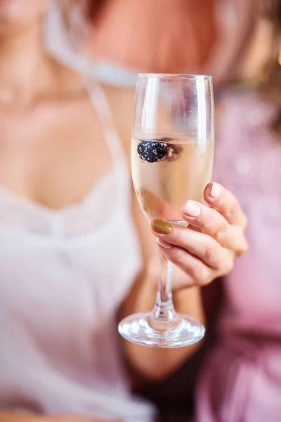 Gelin Elinde Şampanya Kadehi Tutuyor Çinde Böğürtlen Var Tatil Konsepti — Stok fotoğraf