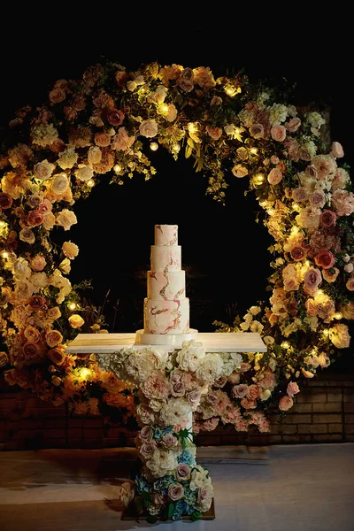 Белый Золотой Красивый Свадебный Торт Фоне Вечерней Свадебной Арки Ночная — стоковое фото