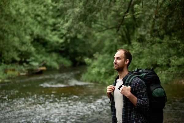 Side View Man Large Hiking Backpack Standing Bank River Enjoying — Stock Photo, Image