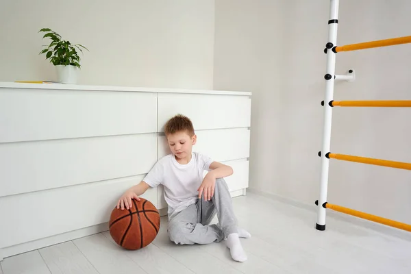 Portrét Dítěte Hrajícího Basketbalem Mládenec Který Sedí Podlaze Svém Pokoji — Stock fotografie