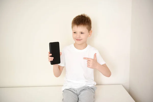 Счастливый Улыбающийся Мальчик Получил Телефон Подарок Интернет Зависимость Концепция Родительского Стоковая Картинка