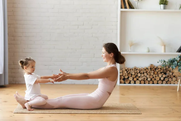 Little Girl Sitting Her Mother Shins Stretching Arms Each Other — Stock Photo, Image