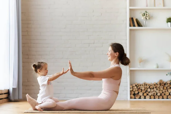 Little Girl Sitting Her Mother Shins Stretching Arms Each Other — Stock Photo, Image