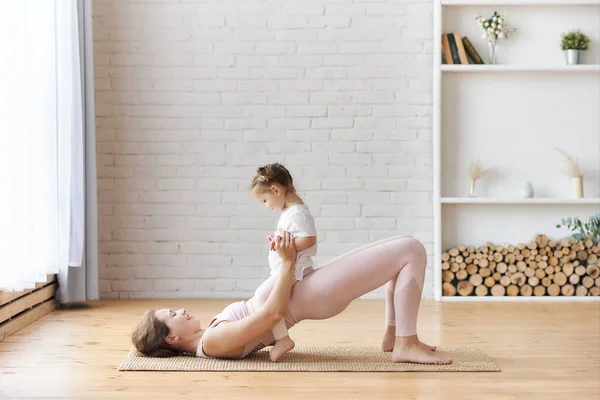 Mãe Com Menina Fazendo Exercícios Abdominais Casa Família Esporte Maternidade — Fotografia de Stock