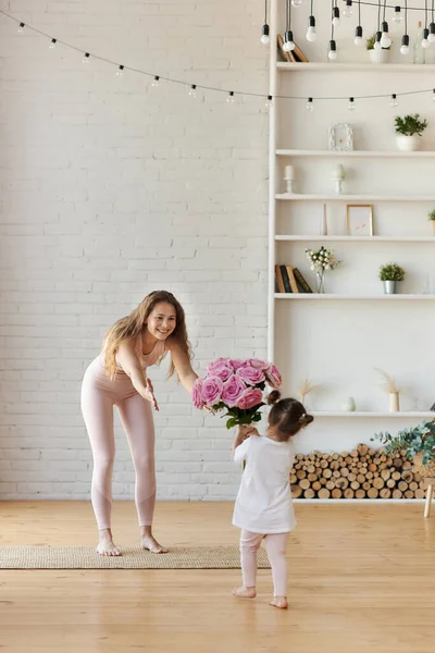 Volledig Portret Van Een Jonge Vrouw Met Lang Krullend Haar — Stockfoto