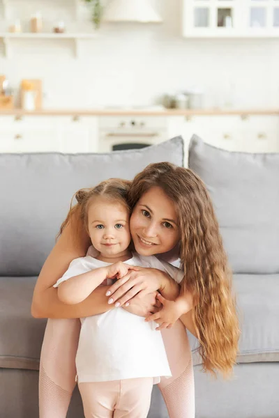 Close Verticaal Uitzicht Van Een Mooie Ochtend Knuffelen Mam Knuffelen — Stockfoto