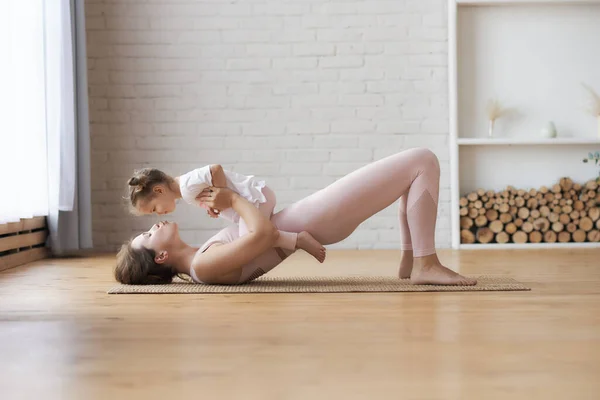 Mujer Encantadora Hijita Sonríen Mientras Hacen Yoga Juntos Casa Joven Imagen De Stock