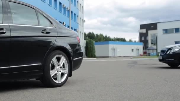 Minsk, Bielorrusia - 17 de septiembre de 2020: Lujosos coches Mercedes negros se alinean uno tras otro en el área de presentación y demuestran la facilidad de conducir. Primer plano — Vídeos de Stock