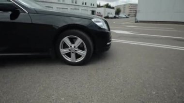 Minsk, Belarus - 17 Eylül 2020: Siyah E-sınıfı Mercedes gösteri alanında trafik konilerini atlatın ve kullanım kolaylığını gösterin. Yakın plan.