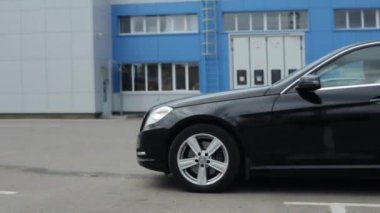 Minsk, Belarus - 17 Eylül 2020: Gösteri alanındaki iki sıra siyah Mercedes aynı mesafeden birbirlerine doğru sürerler ve sıranın içinden geçerler.